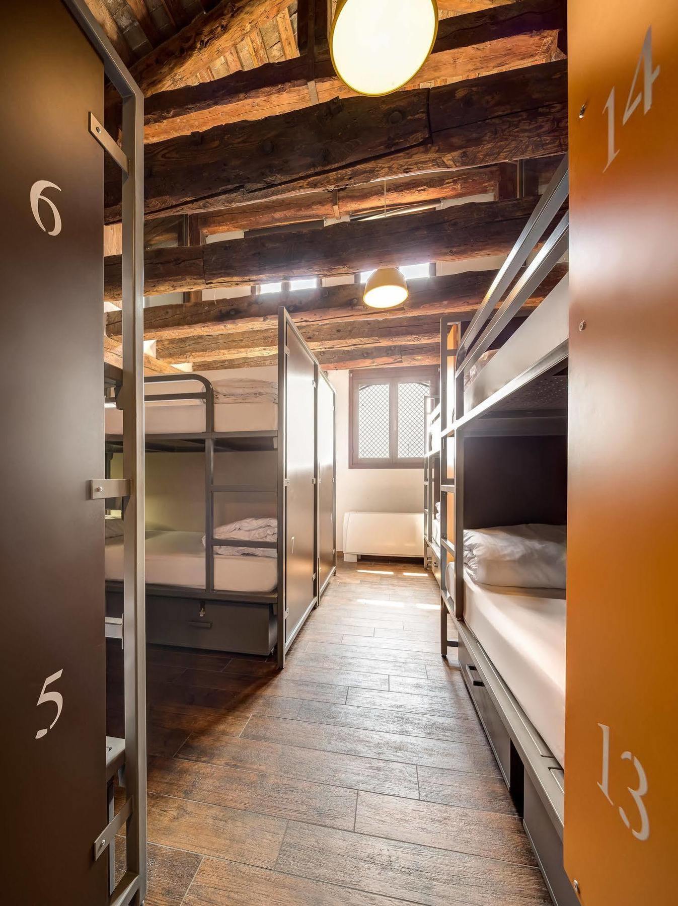 Hostal Generator